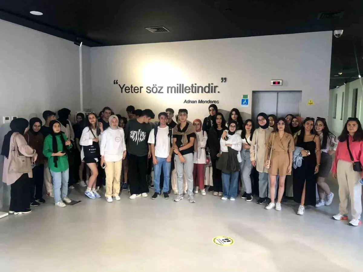 Darıca Belediyesi, Gençlere Demokrasi ve Özgürlükler Adası Gezisi Düzenledi