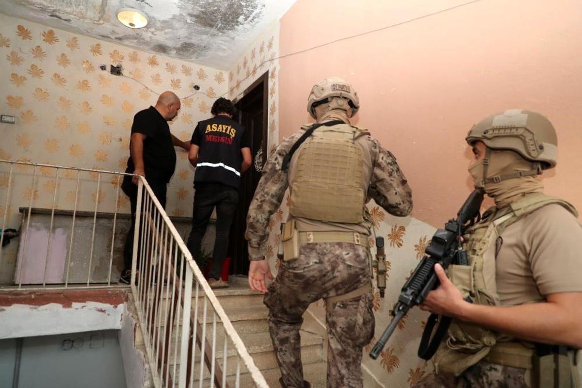 Mersin\'de Depremzedeleri Dolandıran Şüphelilere Operasyon
