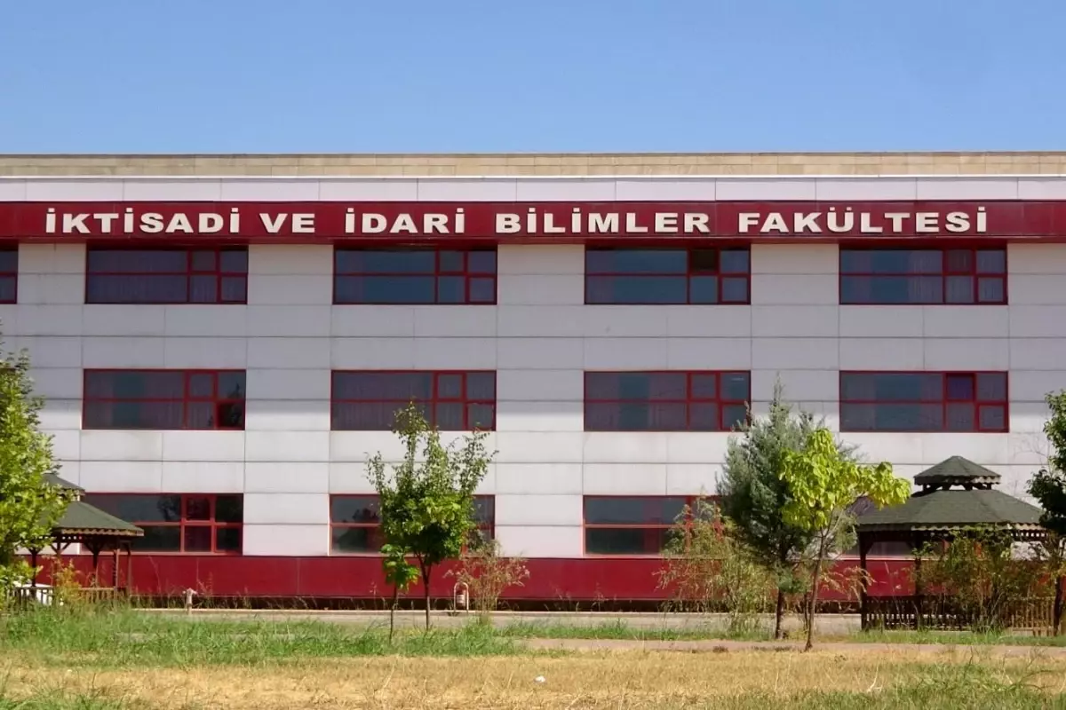 Dicle Üniversitesi Dekan Yardımcısı Bıçaklı Saldırıya Uğradı