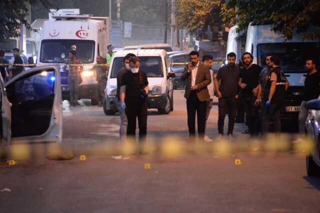 Diyarbakır'da iki aile arasında çıkan silahlı kavgada 3 kişi öldü, 1 kişi yaralandı Diyarbakır'da iki aile arasında çıkan silahlı kavgada 3 kişi öldü, 1 kişi yaralandı