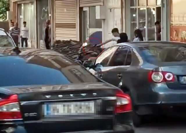 Diyarbakır'da iki aile arasında çıkan silahlı kavgada 3 kişi öldü, 1 kişi yaralandı Diyarbakır'da iki aile arasında çıkan silahlı kavgada 3 kişi öldü, 1 kişi yaralandı