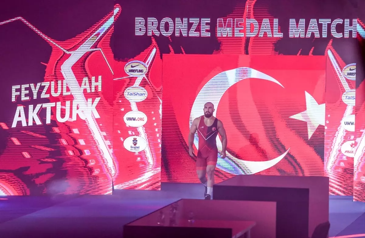 Dünya Güreş Şampiyonası\'nda erkekler serbest stil 92 kg\'da mücadele eden Feyzullah Aktürk, Gürcistan\'dan Miriani Maisuradze\'yi 5-3 yenerek bronz...