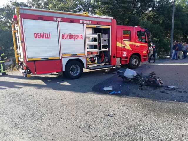 Elektrikli bisiklete çarpan otomobil yol kenarındaki mezarlığa uçtu! Korkunç kazada 3 kişi hayatını kaybetti