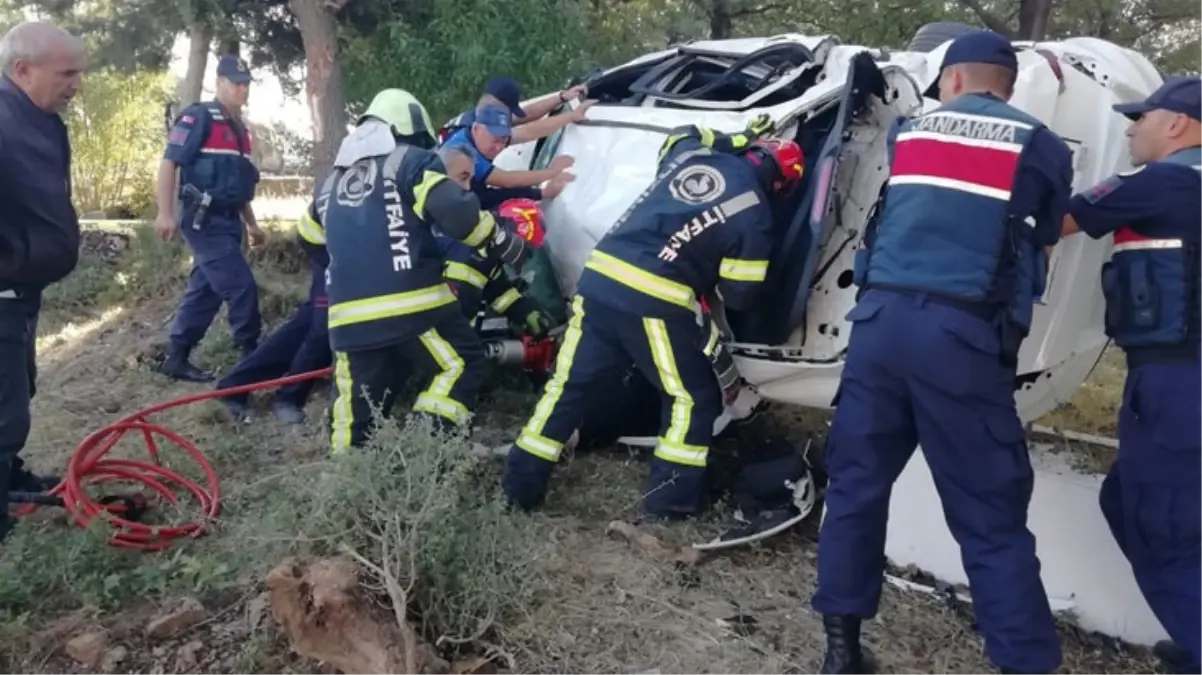 Elektrikli bisiklete çarpan otomobil mezarlığa yuvarlandı! Kazada 3 kişi hayatını kaybetti