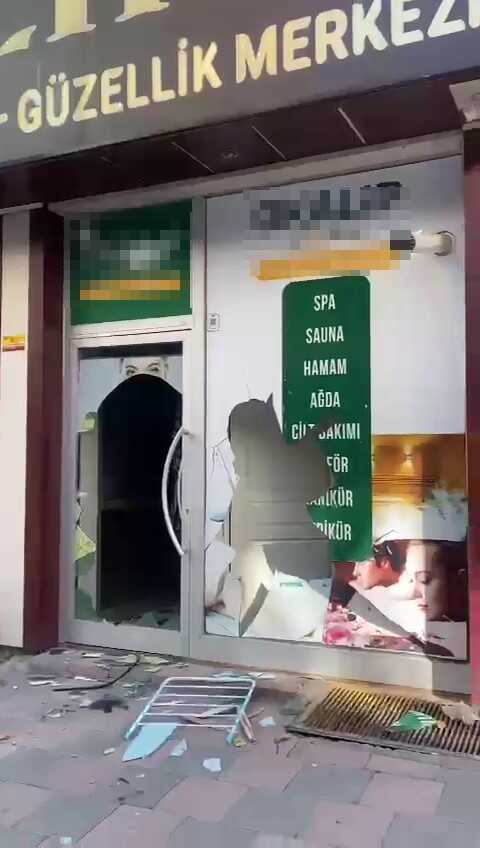 Eşinin 5 yaşındaki çocuğu ile masaj salonunda çalıştığını öğrenen baba ortalığı birbirine kattı