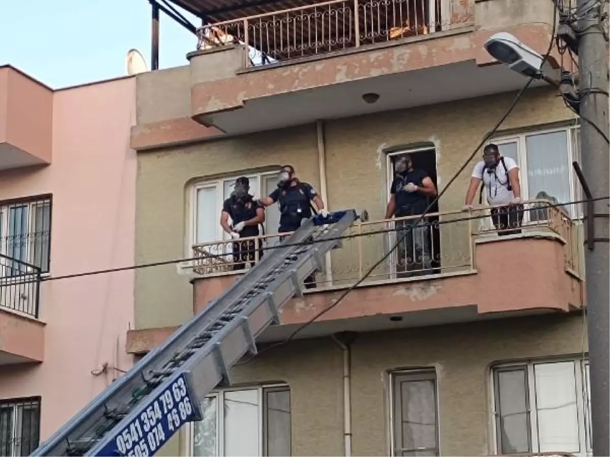 Evinde ölen adamın cenazesi, fazla kilosu nedeniyle yük asansörü yardımıyla daireden çıkarıldı