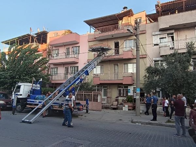 Ağır kilolu adamın evinden çıkarılması yük asansörü ile yapıldı Ağır kilolu adamın evinden çıkarılması yük asansörü ile yapıldı