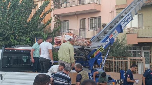 Ağır kilolu adamın evinden çıkarılması yük asansörü ile yapıldı Ağır kilolu adamın evinden çıkarılması yük asansörü ile yapıldı