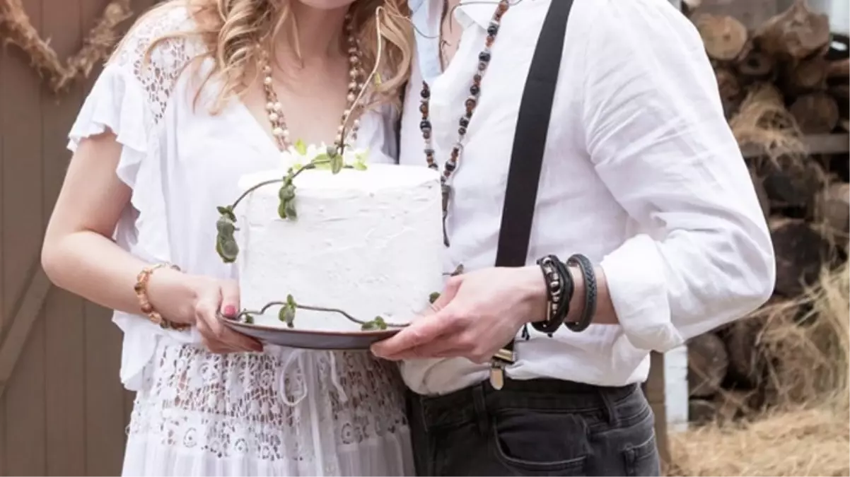 Gelin yüzüne düğün pastası süren damadı terk etti