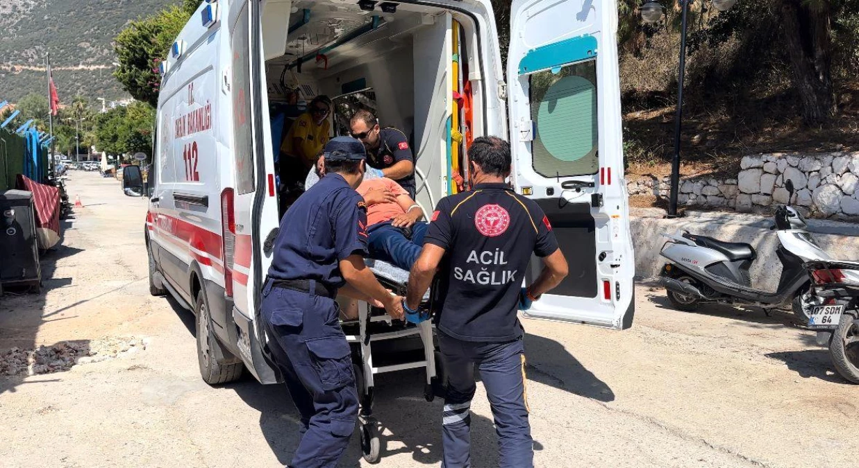 Antalya\'da Ticari Gemide Göğüs Ağrısı Geçiren Gemicinin Yardımına Sahil Güvenlik Ekipleri Yetişti