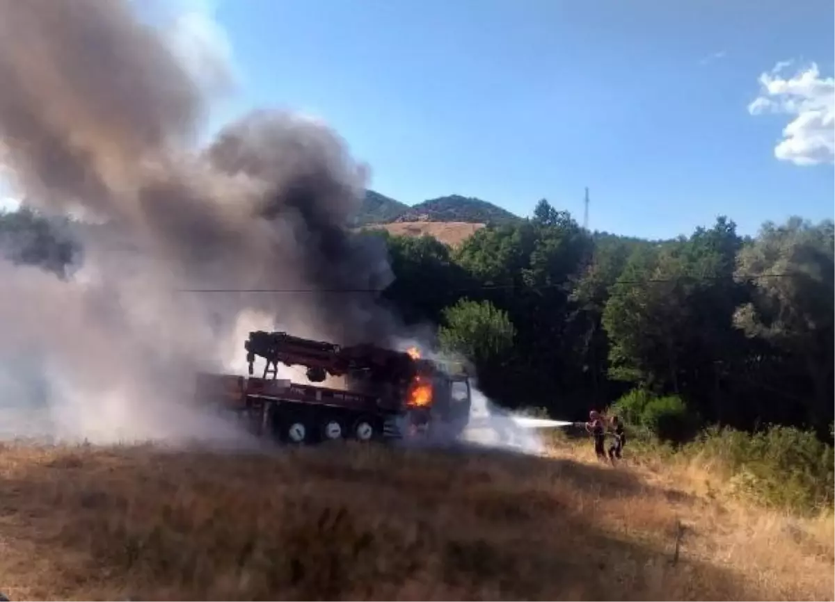 Bingöl'de Vinçli Kamyonun Çarpışması Sonucu Yangın Çıktı