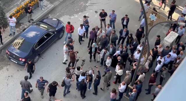 Hakkari'de terör örgütü PKK'ya yönelik operasyonları protesto eden gruba polis müdahale etti