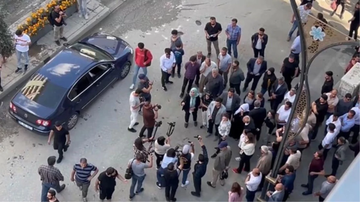 Hakkari\'de terör operasyonlarını protesto eden gruba polis müdahale etti