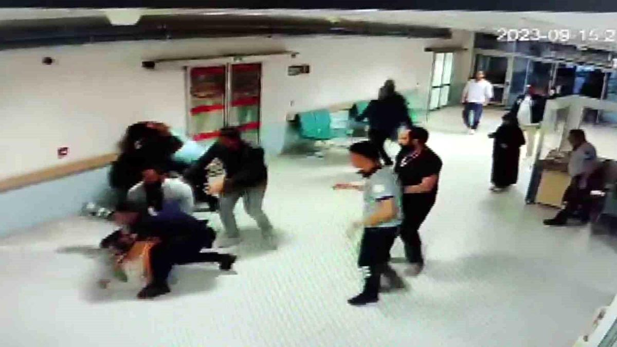 Sivas Numune Hastanesinde hasta yakınları ve polis arasında kavga çıktı