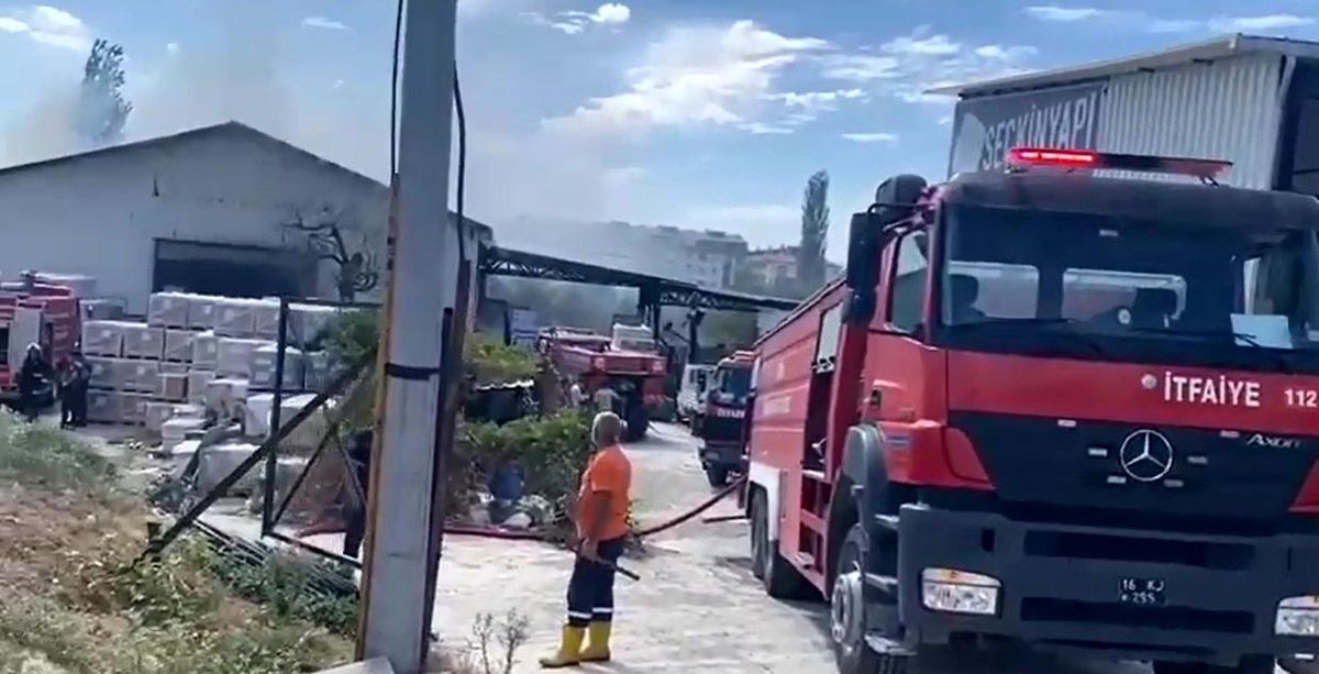 Gemlik\'te bir inşaat firmasına ait depoda yangın çıktı