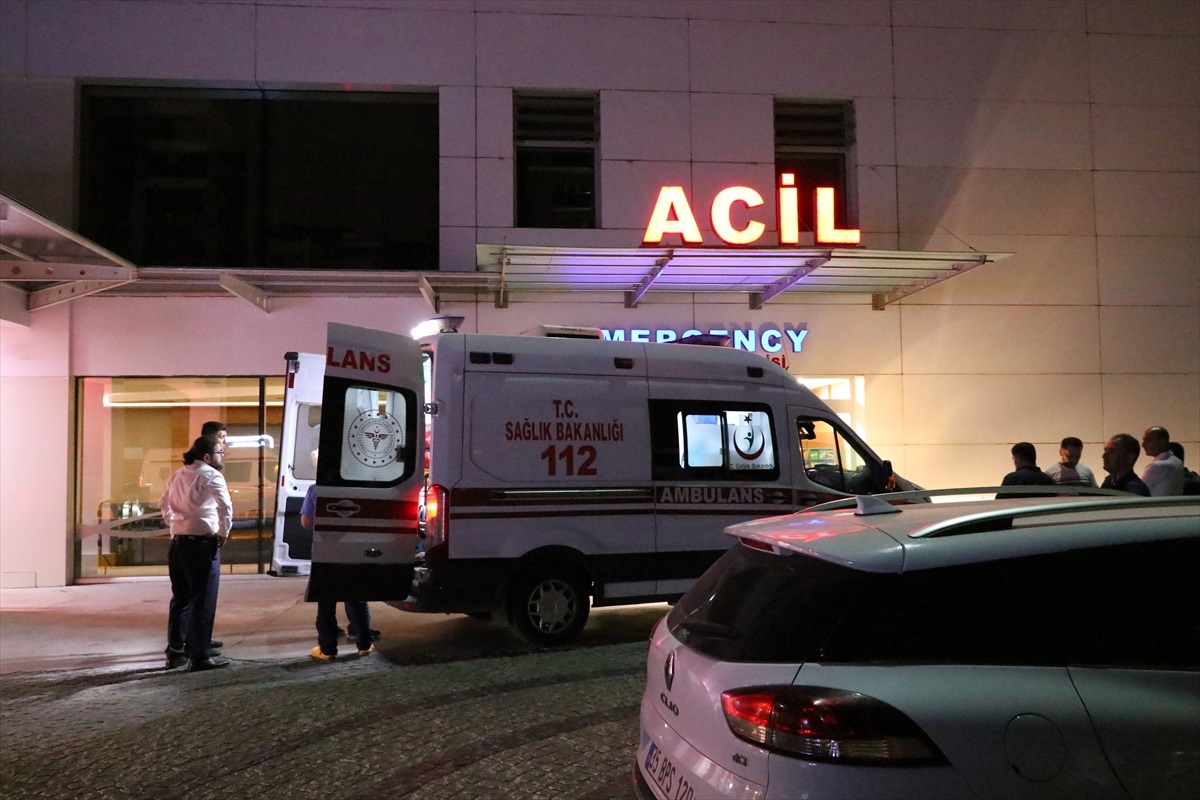 İzmir\'de bıçaklı kavga: 1 kişi hayatını kaybetti