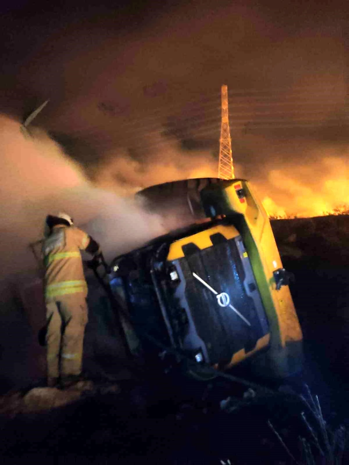İzmir Aliağa\'da Makilik Alanda Yangın: 2 İtfaiye Eri ve İş Makinesi Operatörü Yaralandı