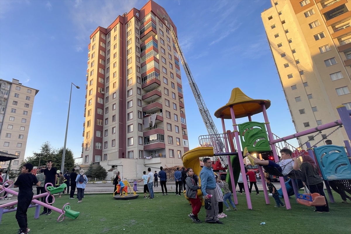 Kayseri\'de Apartman Çatısında Yangın Çıktı
