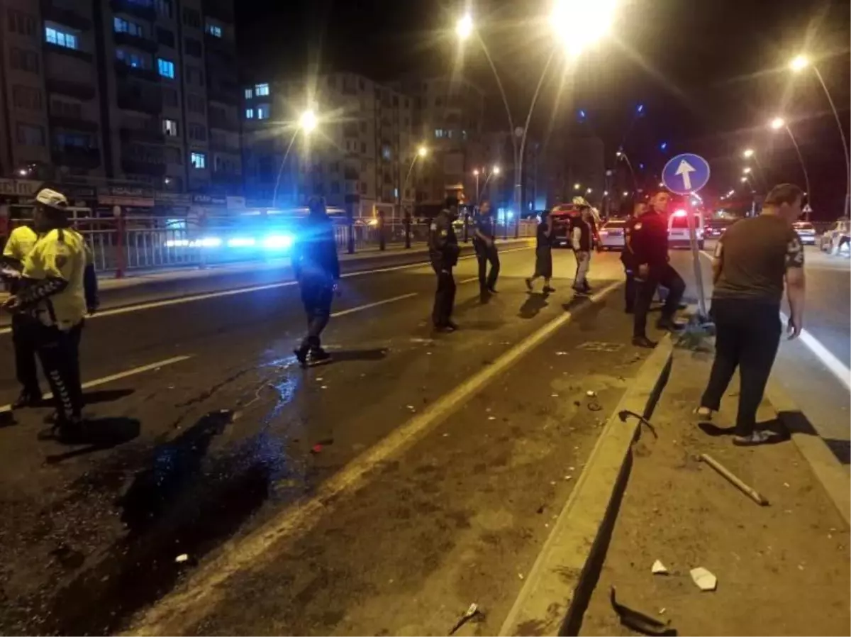 Kayseri\'de Aydınlatma Direğine Çarpan Otomobilde 4 Kişi Yaralandı