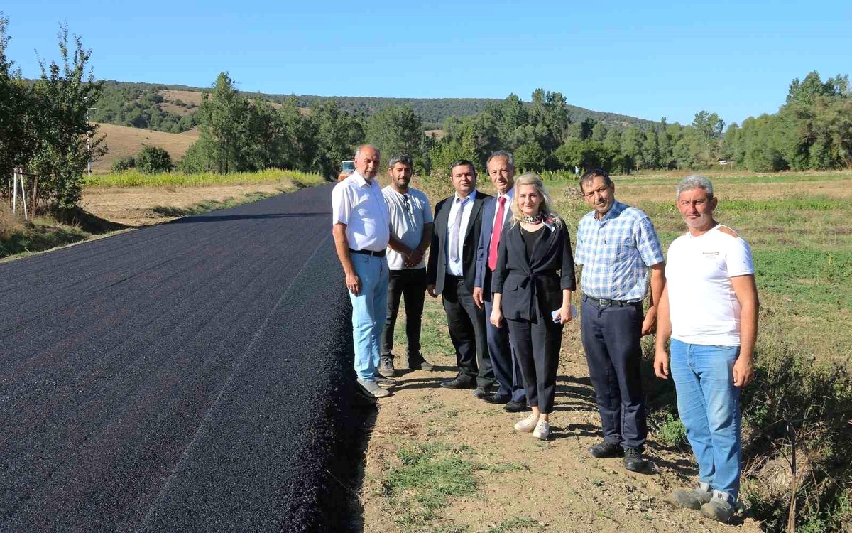 Bilecik İl Özel İdare, Yeşilyurt köyünde köy yollarını yeniliyor