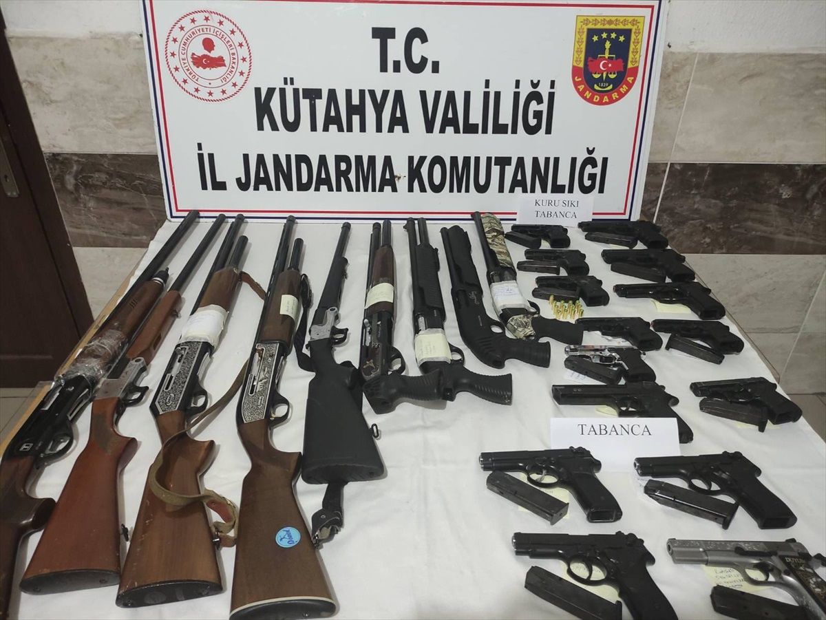 Kütahya\'da asker eğlencesinde silahla havaya ateş eden 40 kişi gözaltına alındı