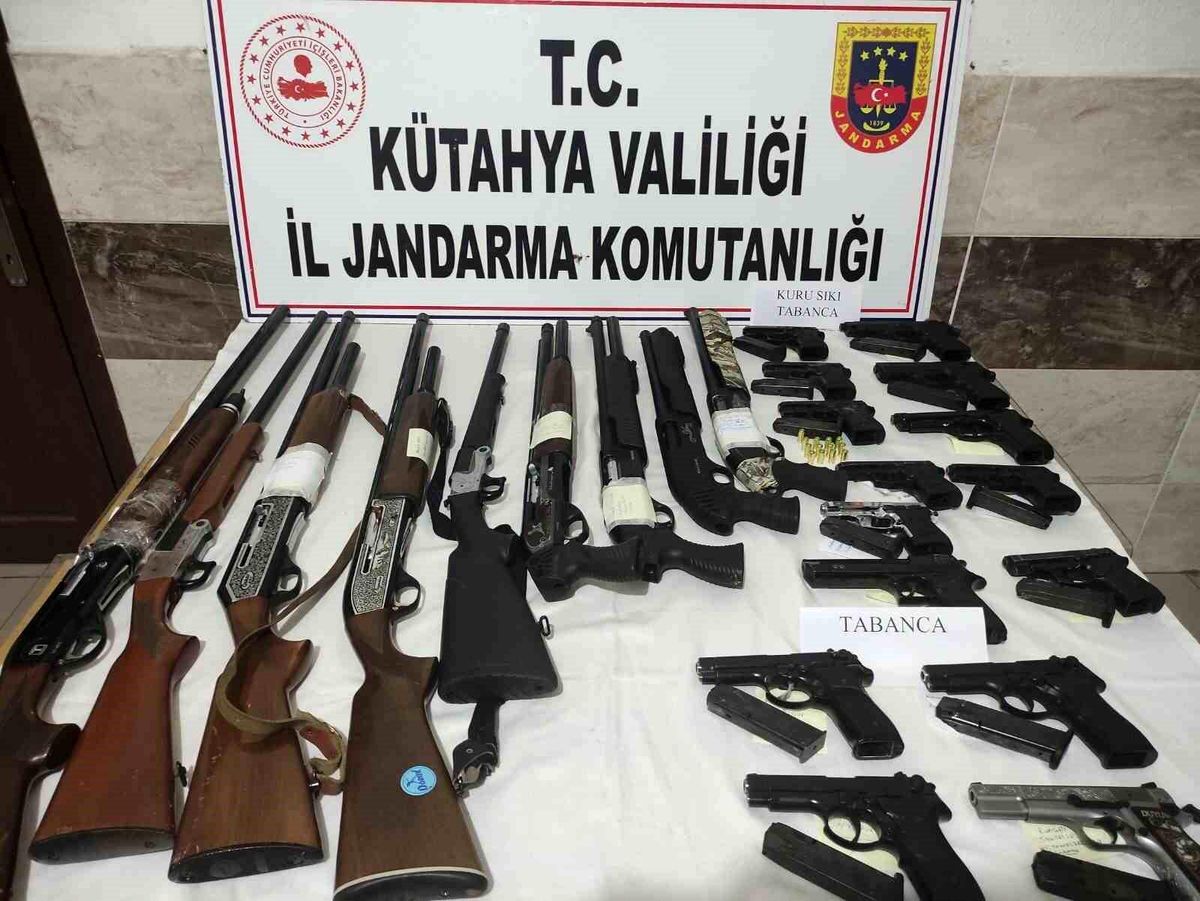 Kütahya\'da asker eğlencesinde silahlar ele geçirildi