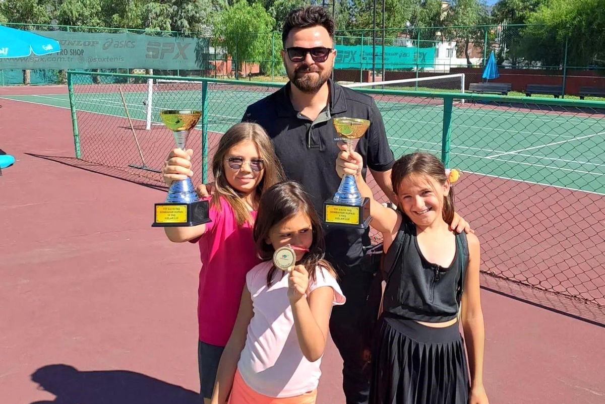 Kütahya Gençlik ve Spor İl Müdürlüğü Sporcuları Tenis Kupasında Başarılı