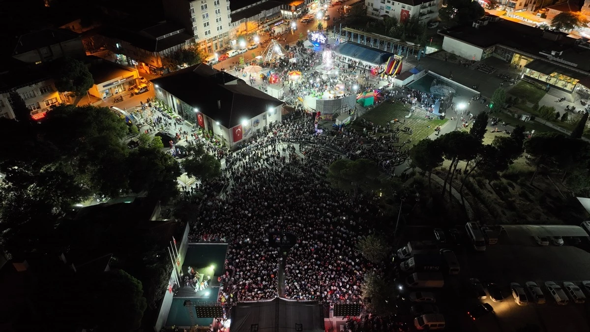 Manisa\'da Beşibiryerde Turizm ve Sanat Festivali\'nde Mustafa Yıdızdoğan sahne aldı