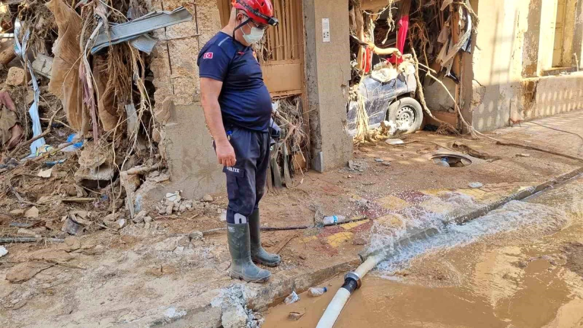 Manisa İtfaiyesi Libya\'da Sel Felaketine Yardım Ediyor