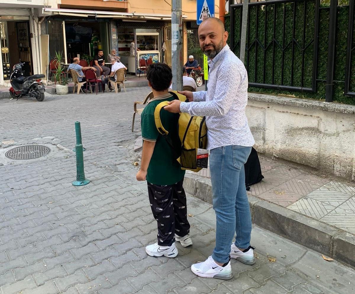 Manisa Romanları Kültür Eğitim ve Dayanışma Derneği\'nden 100 öğrenciye kırtasiye yardımı