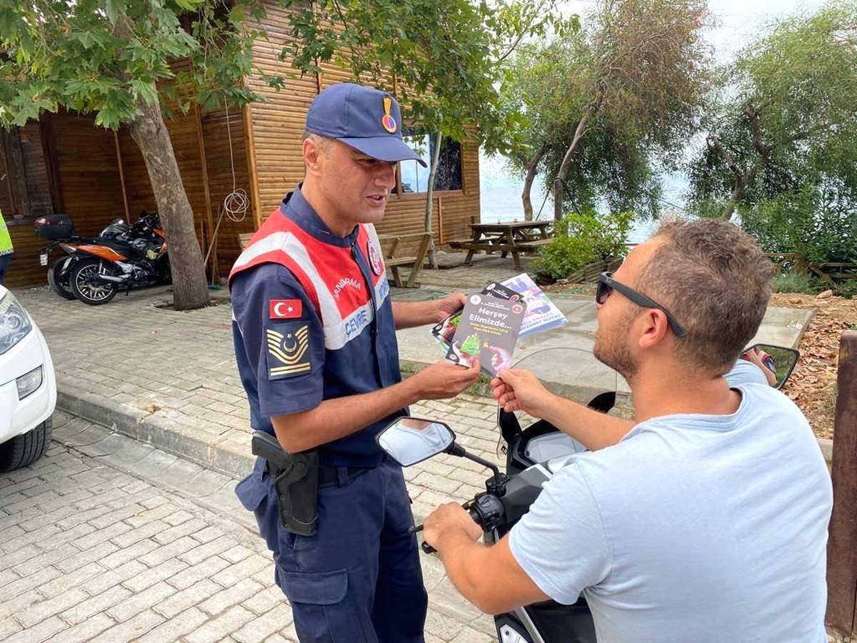 Kuşadası Dilek Yarımadası Milli Parkı\'nda Vatandaşlara Bilgilendirme Yapıldı