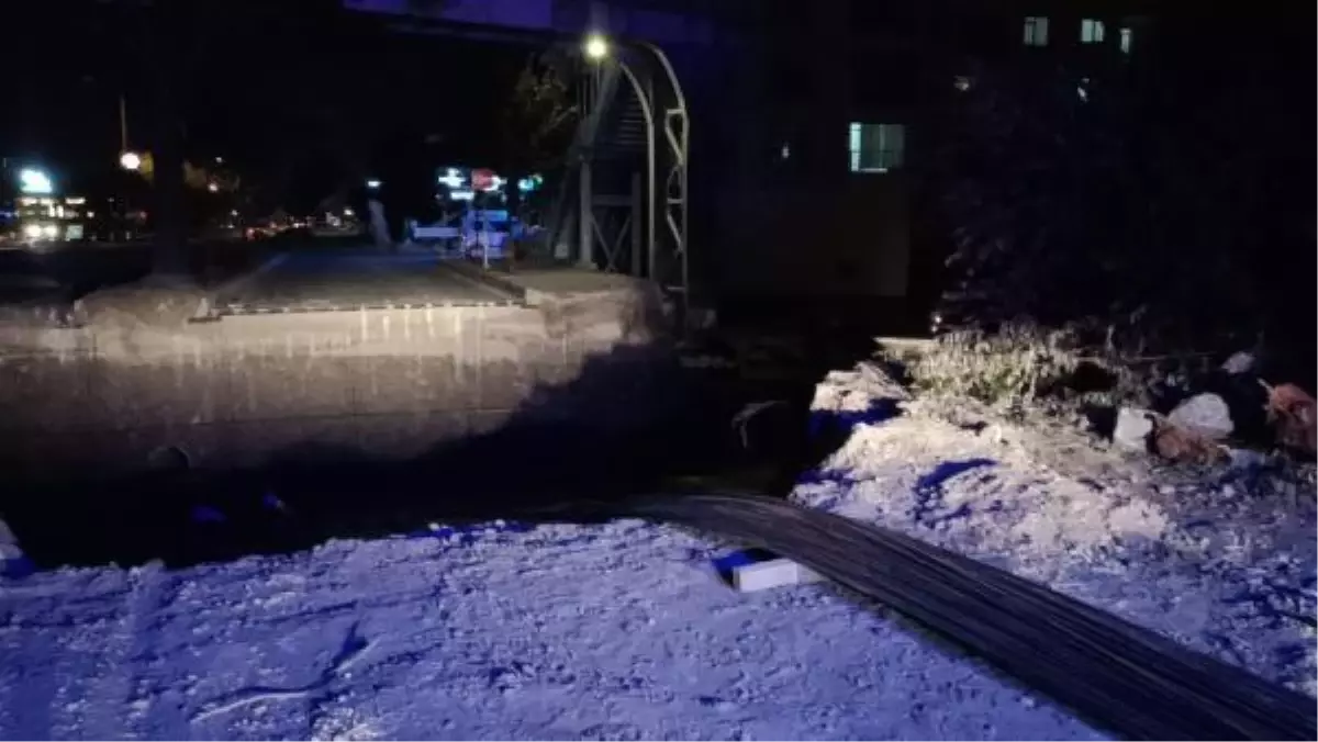 Bolu\'da motosikletli kurye menfez çalışması sırasında kuyuya düştü