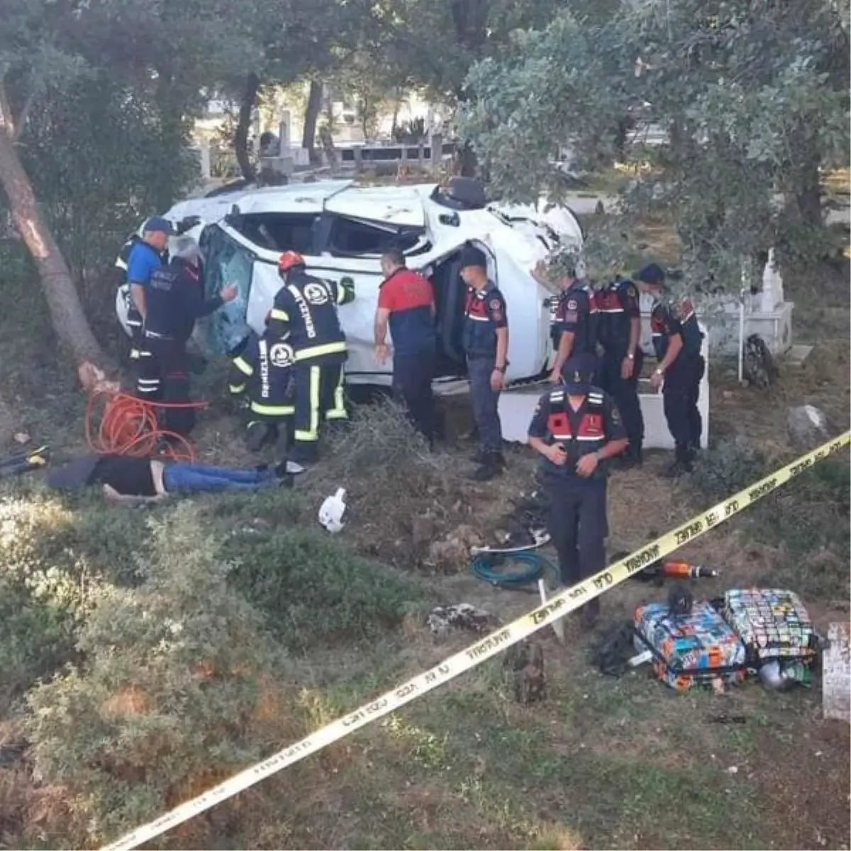 Elektrikli bisiklete çarpan otomobil mezarlığa yuvarlandı: 3 ölü