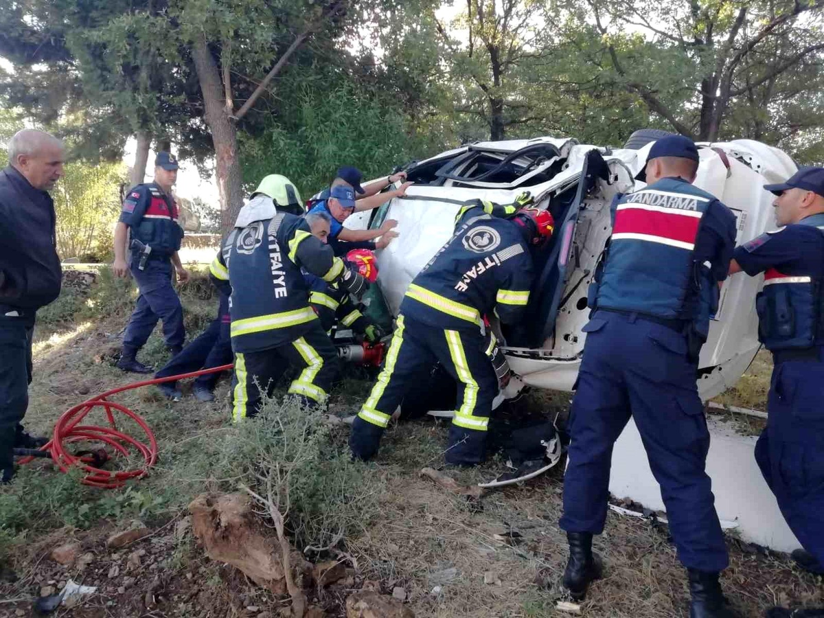 Denizli\'de mezarlığa uçan otomobil kazası: 2 ölü, 1 yaralı