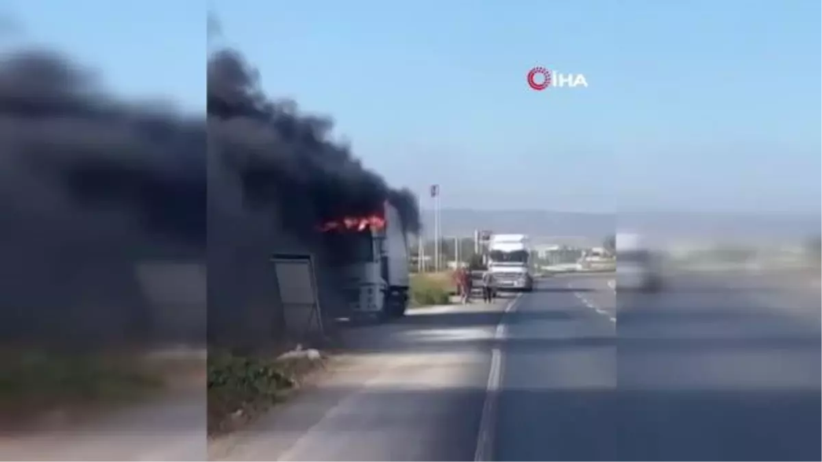 Seyir halindeki tır alevlere teslim oldu