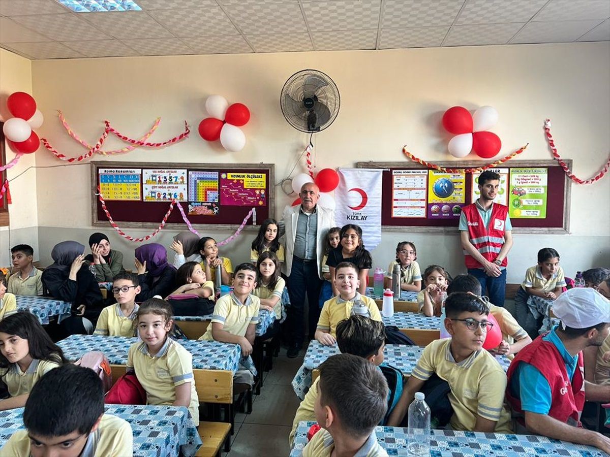 Kızılay Gönüllüleri Siirt\'teki Okulda Öğrencilerle Buluştu