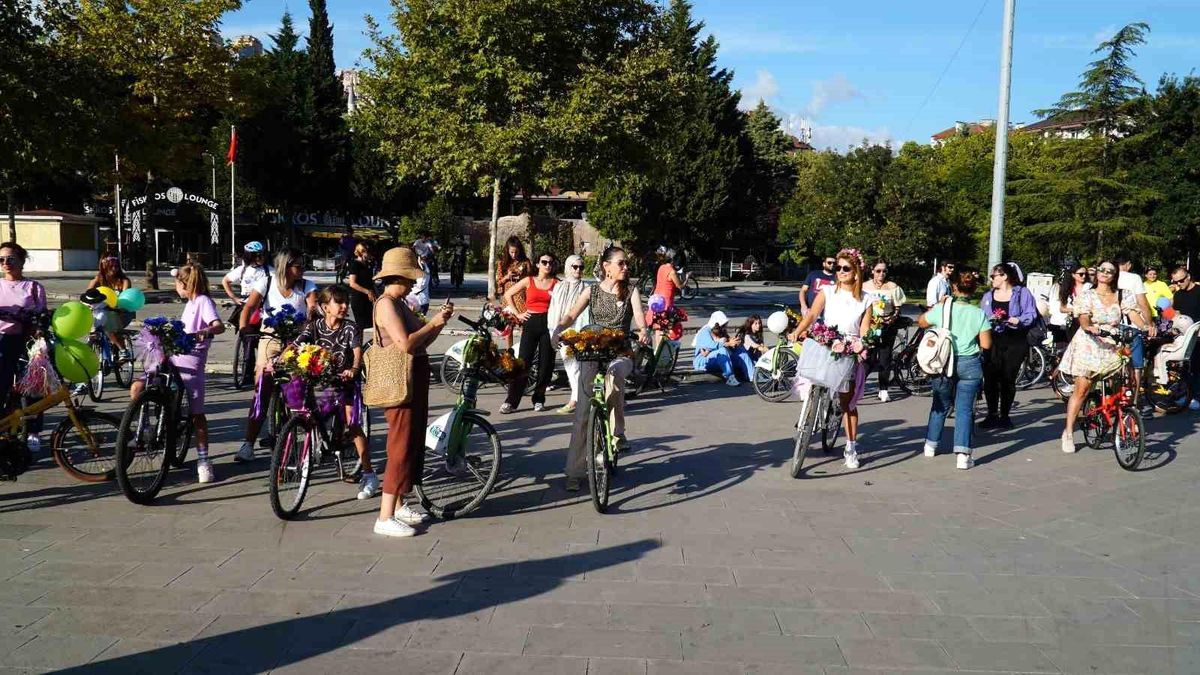 İzmit\'te Süslü Kadınlar Bisiklet Turu Renkli Anlara Sahne Oldu