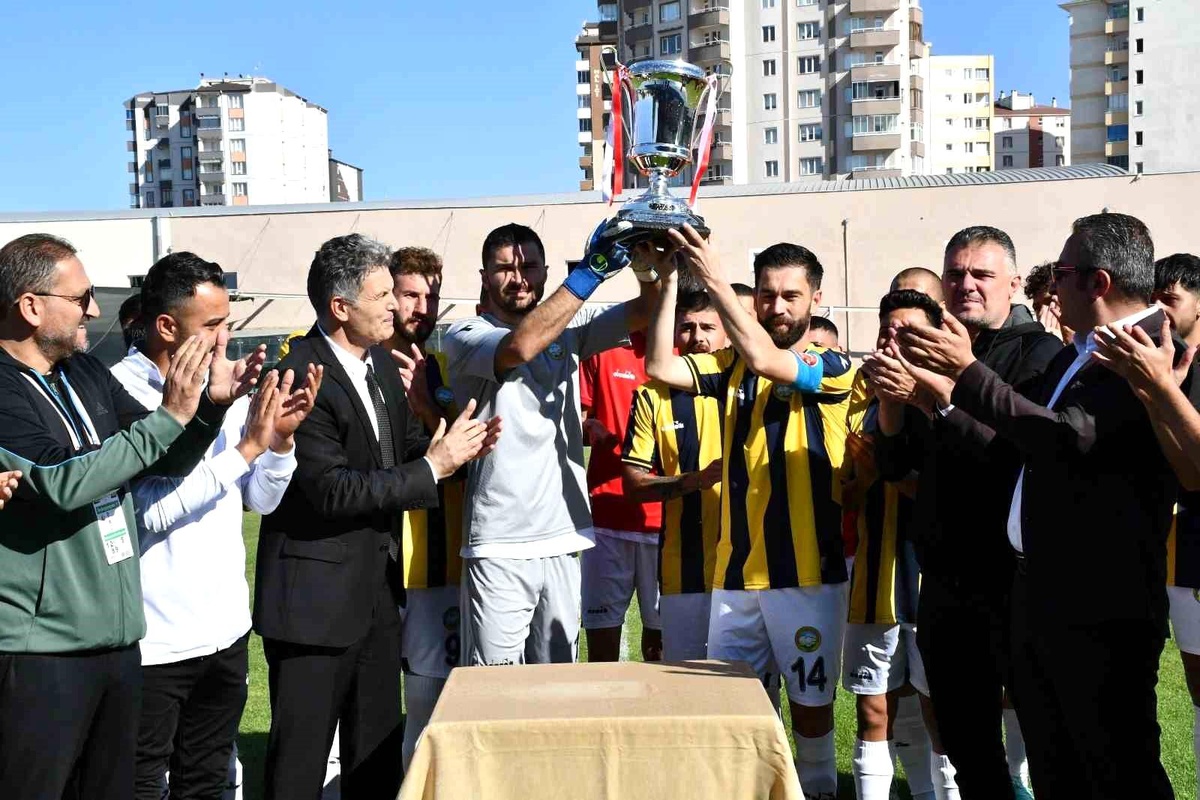 Talasgücü Belediyespor, TFF 3. Lig\'e yükselme başarısını kutladı