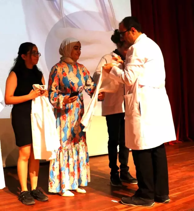 Temizlik görevlisi olarak çalıştığı tıp fakültesini kazanan genç kız azmi ile gençlere örnek oluyor