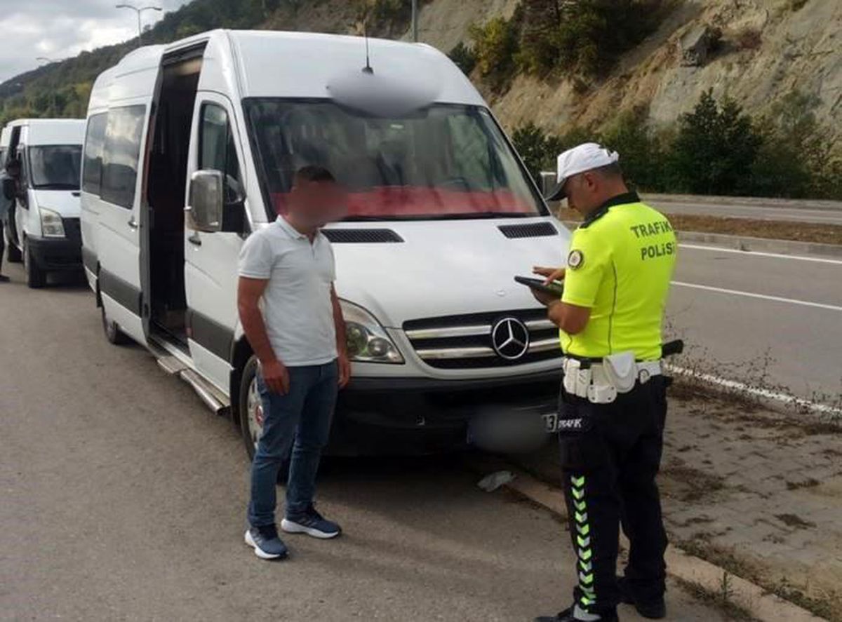 Sinop\'ta Okul Servisleri Denetlendi, 1 Araç Trafikten Men Edildi
