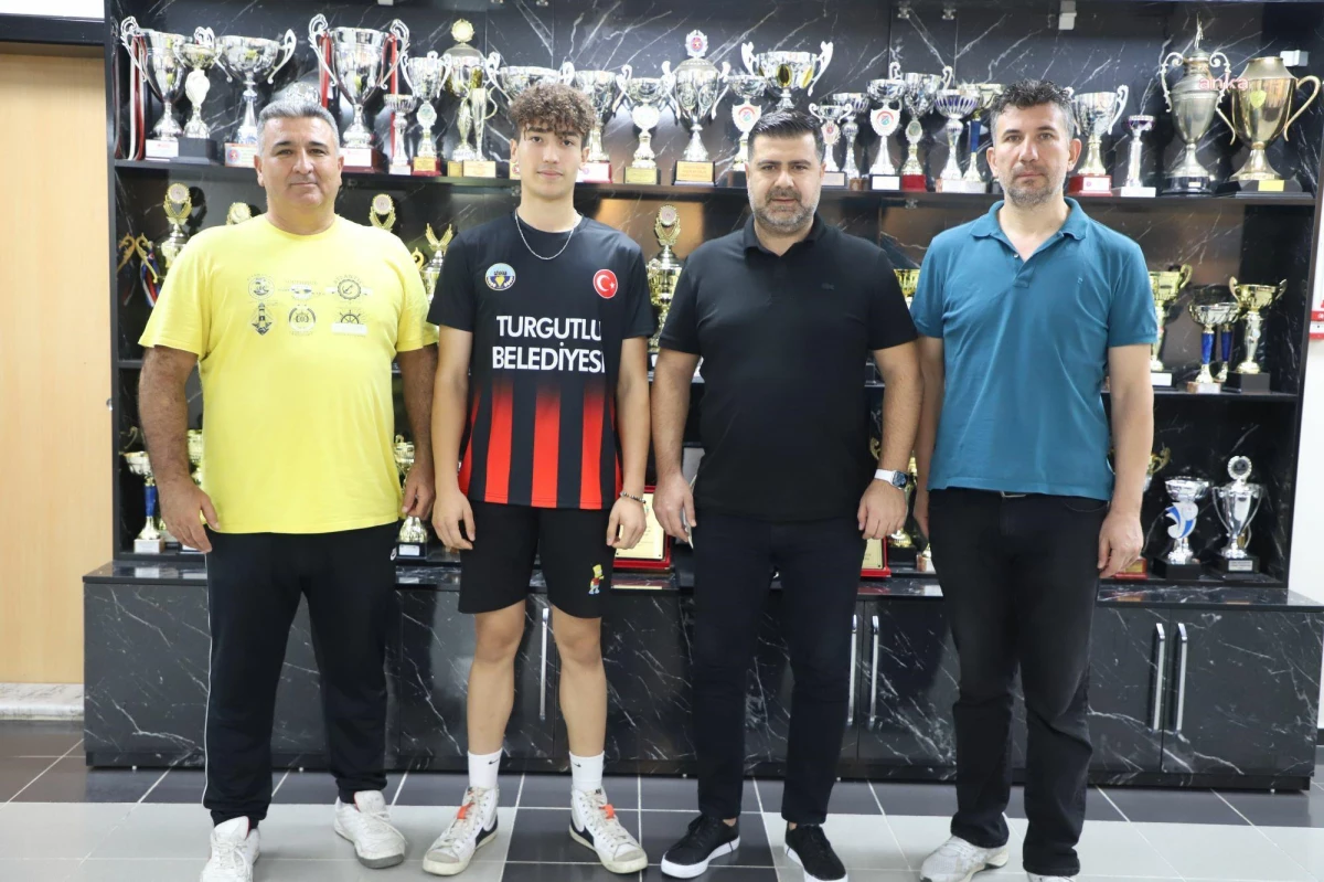 Turgutlu Belediyespor Erkek Voleybol Takımı Oyuncusu Ömer Topdemir Altekma Spor Kulübü\'ne Transfer Oldu