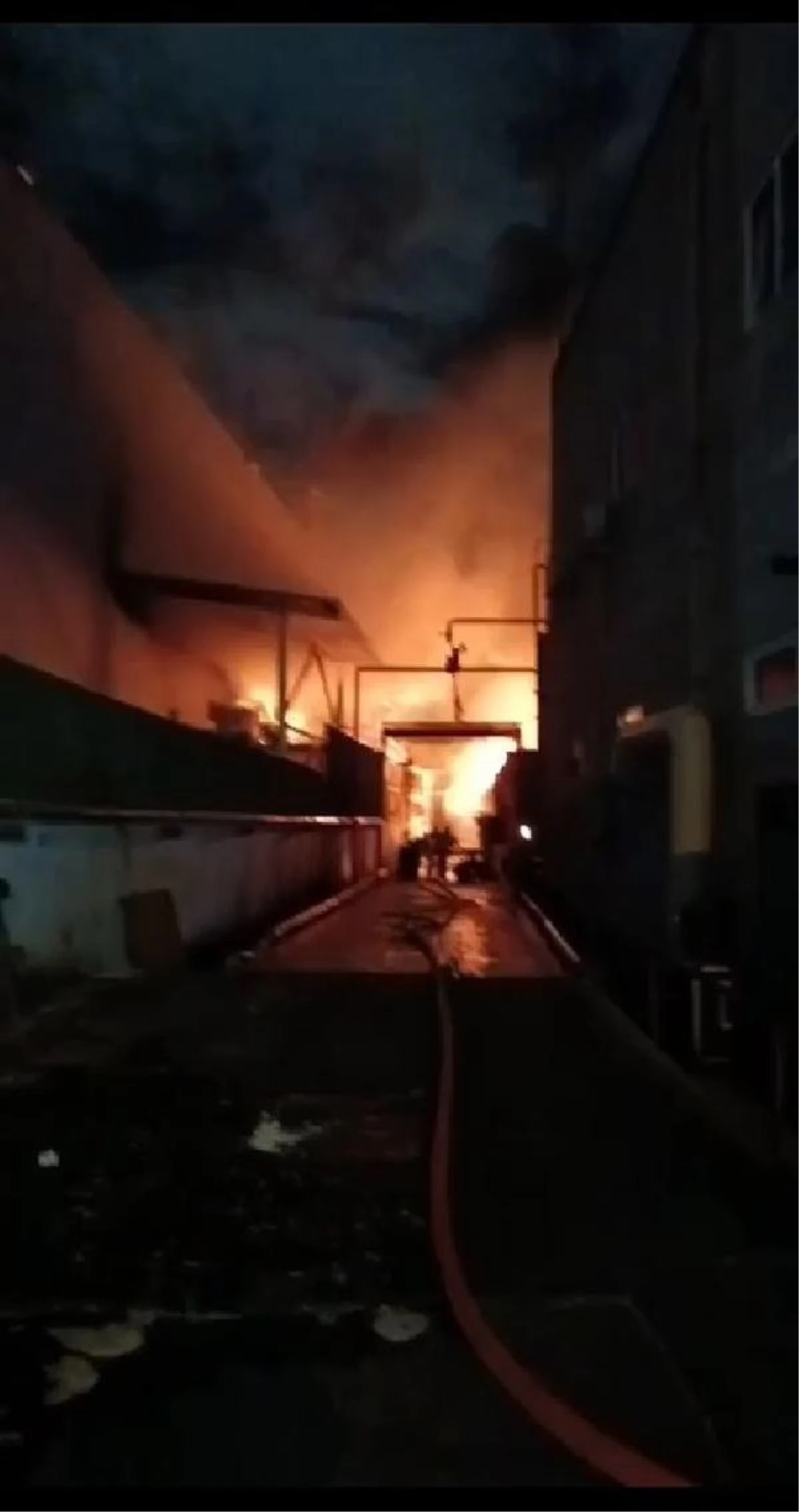 Tuzla\'da Madeni Yağ Fabrikasında Yangın Çıktı