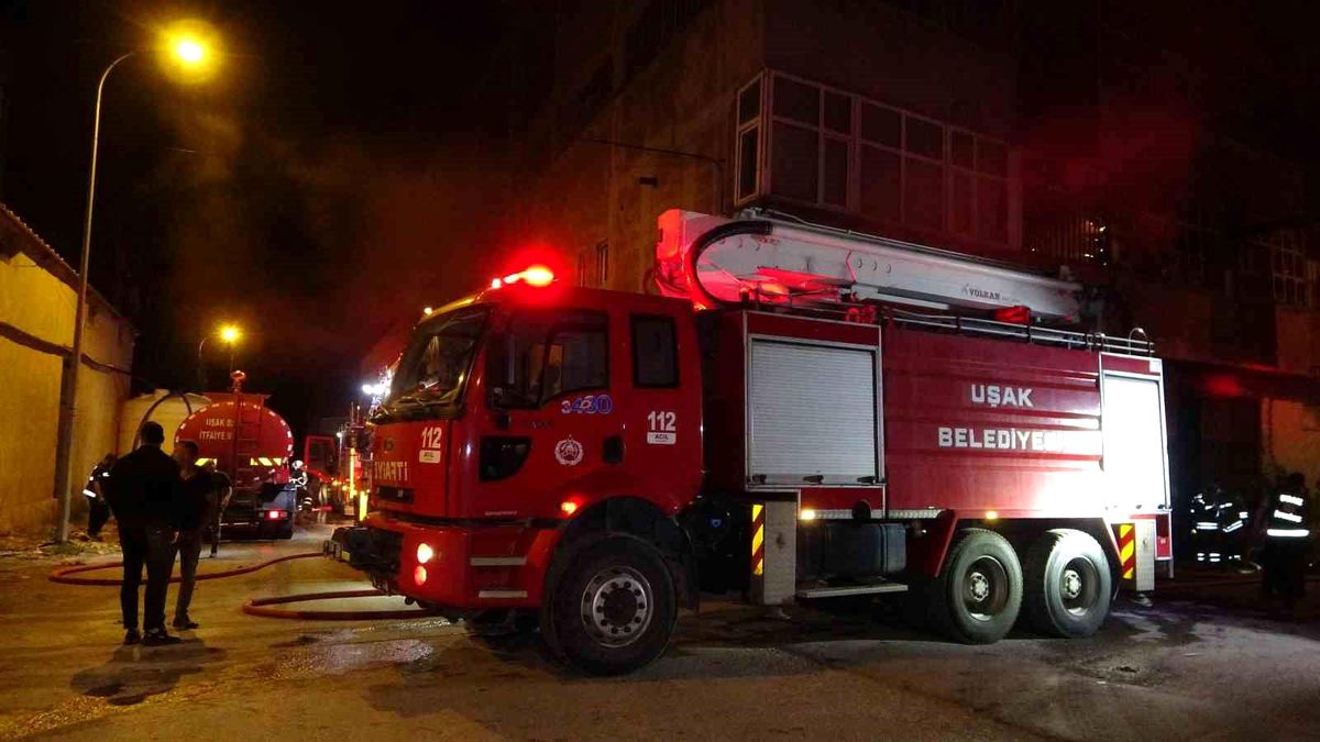 Uşak\'ta Tekstil Fabrikasında Yangın Çıktı