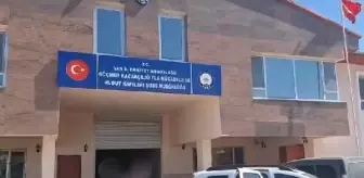 Edremit'te 11 aranma kaydı bulunan göçmen kaçakçısı tutuklandı