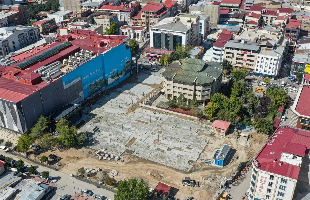 Van Büyükşehir Belediyesi Kent Meydanı İnşaatı Devam Ediyor