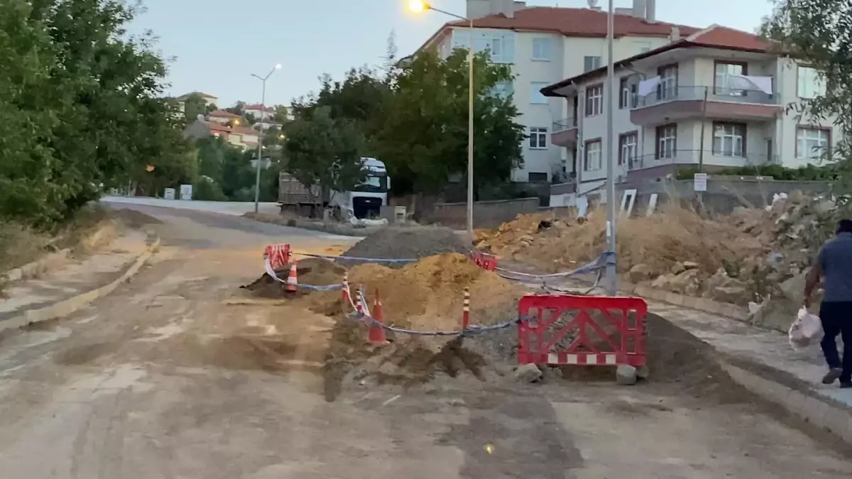 Yozgat\'ta Altyapı Çalışmaları Nedeniyle Kanal Çukuruna Düşen Genç Kız Gözünden Yaralandı