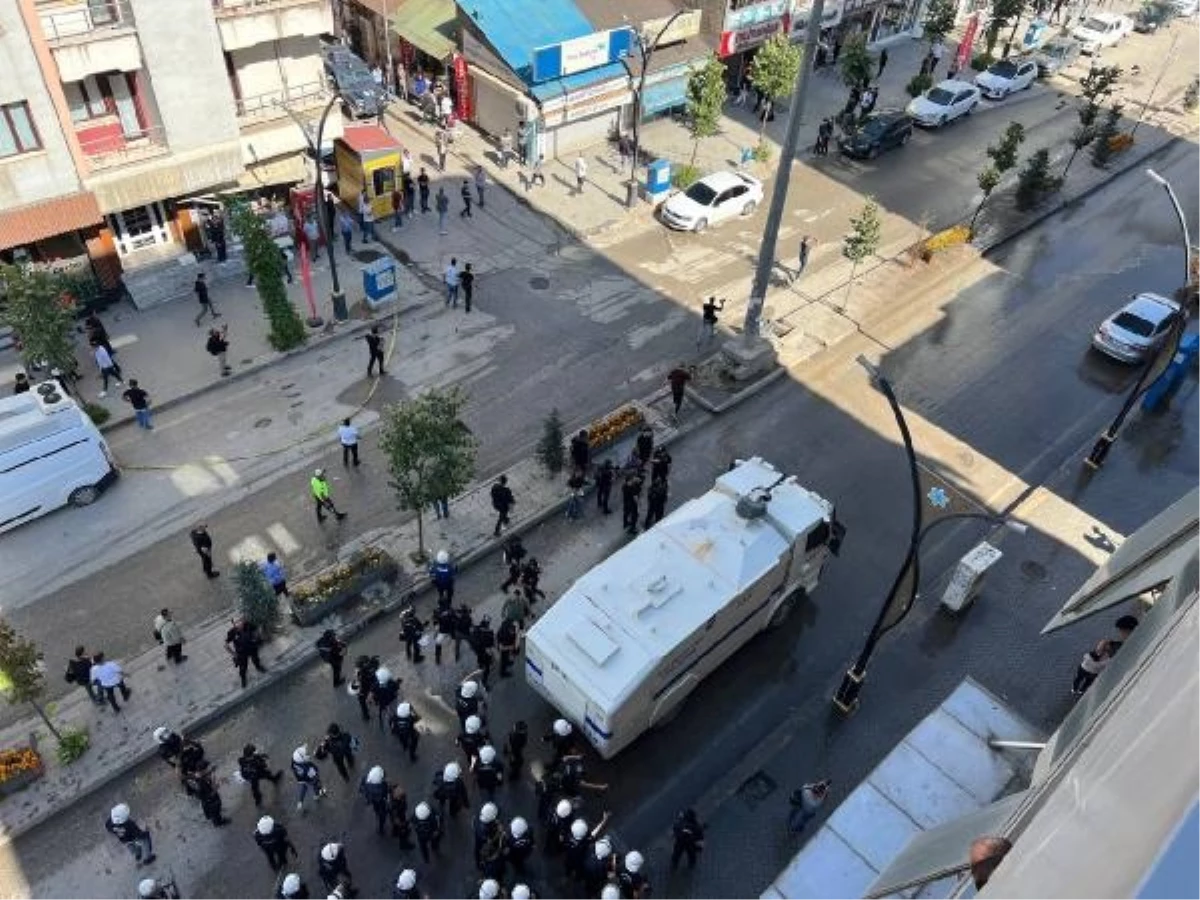Hakkari\'de Polis, PKK Operasyonlarını Protesto Etmek İsteyen Gruba Müdahale Etti
