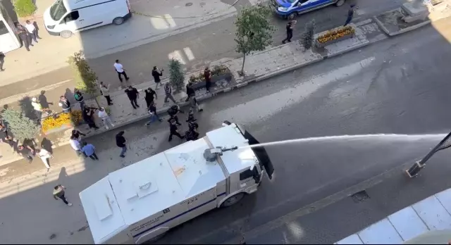 Hakkari'de terör örgütü PKK'ya yönelik operasyonları protesto eden gruba polis müdahale etti