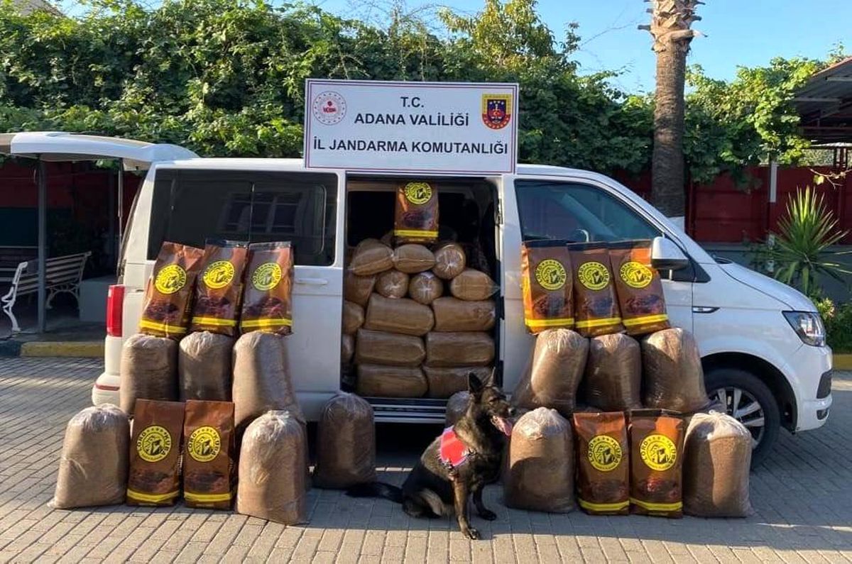 Adana\'da bir araçta yapılan aramada 755 kilo tütün ele geçirildi