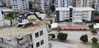 Adana'da ağır hasarlı bina yıkımı öğrenci ve velileri tedirgin ediyor